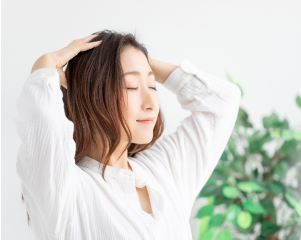 美容液を頭皮に揉み込む